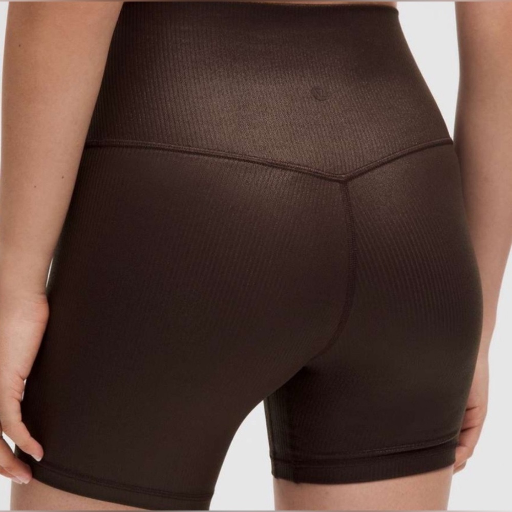 LULULEMON ALIGN RIBBED HR SHORTS
6" SHINE. RADIATE FOIL PRINT ESPRESSO SZ 2 BNWT